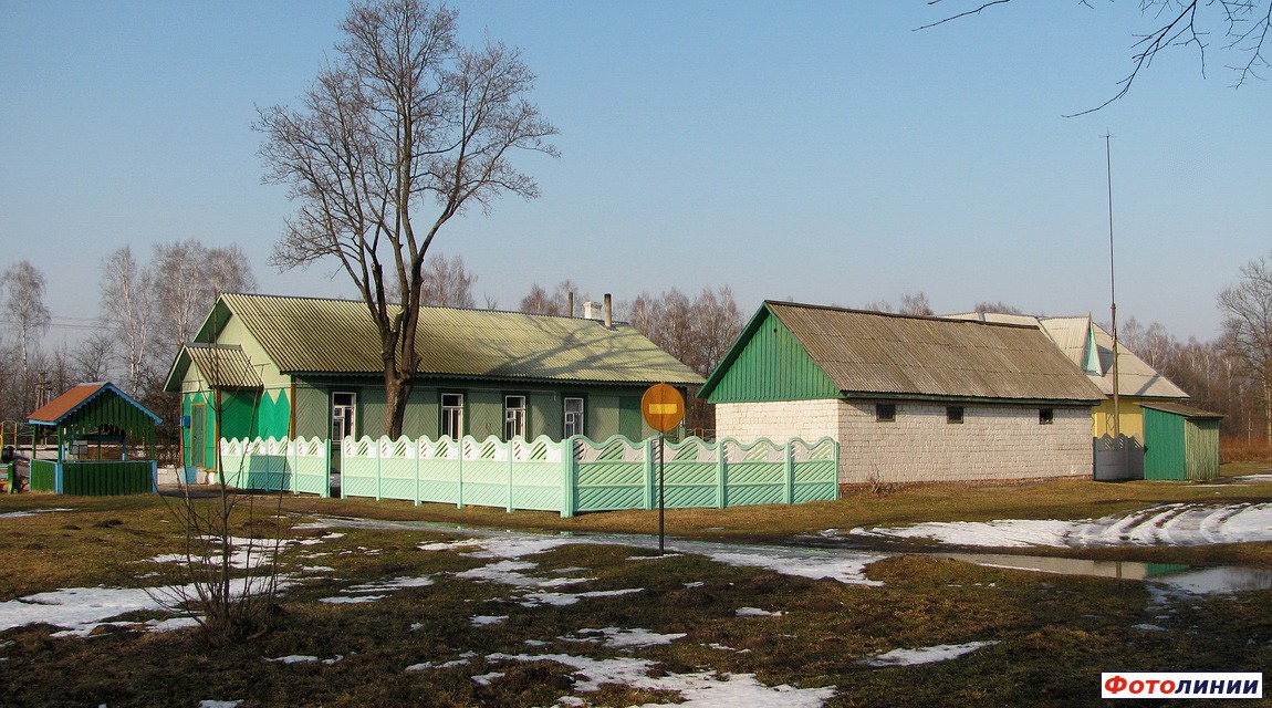 Пассажирское здание и подсобное помещение, вид со стороны деревни