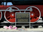 станция Калинковичи: Памятная табличка на паровозе-памятнике Эр 772-17