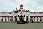станция Екатеринбург-Пассажирский: Старый вокзал, скульптура "Пассажиры"