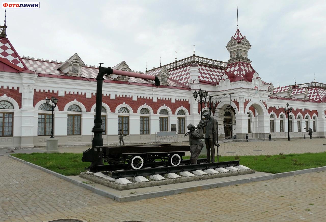 Скульптура "Путейцы" у старого вокзала