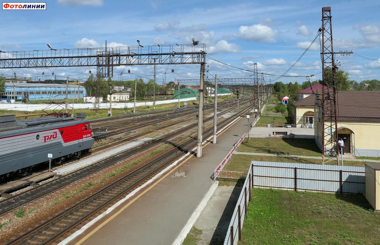 Вид с пешеходного моста в сторону Чусовской / Серова