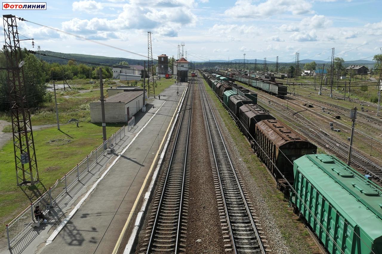 Вид с пешеходного моста в сторону Нижнего Тагила