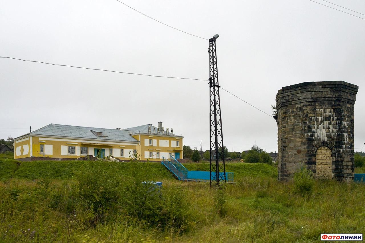 Станционное здание и водонапорная башня