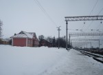 станция Коржевцы: Платформа и пассажирское здание, вид в сторону Богдановцев