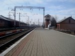 станция Комаровцы: Пассажирская платформа, пакгауз и водонапорная башня. Вид в сторону Деражни