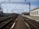 станция Комаровцы: Вид с пассажирской платформы в сторону Деражни