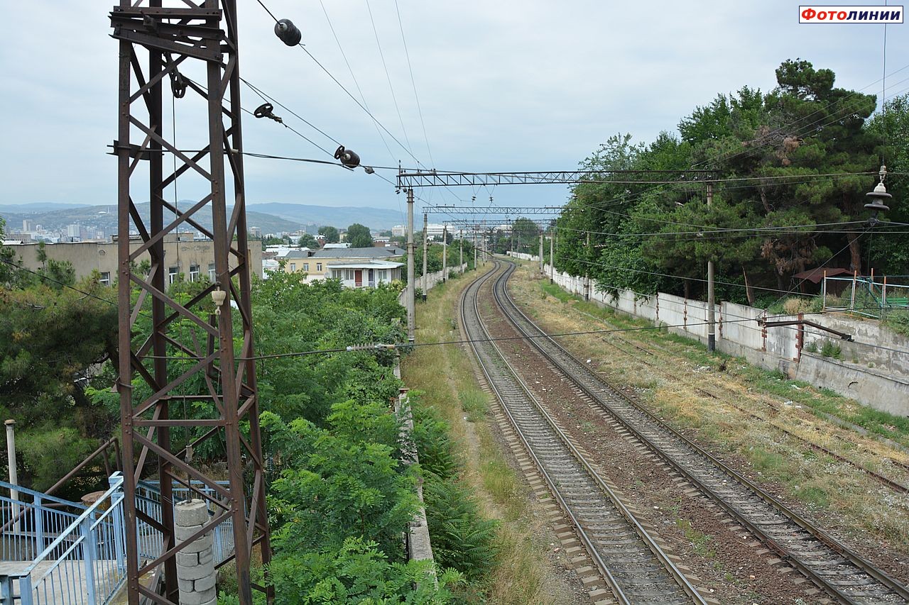 Грузовой путь в южной части станции, вид в сторону вокзала