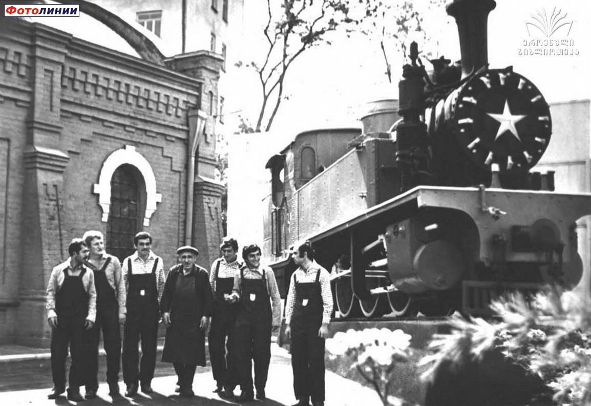 Фото с ветераном Тбилисского электро-вагоноремонтного завода у здания музея истории завода