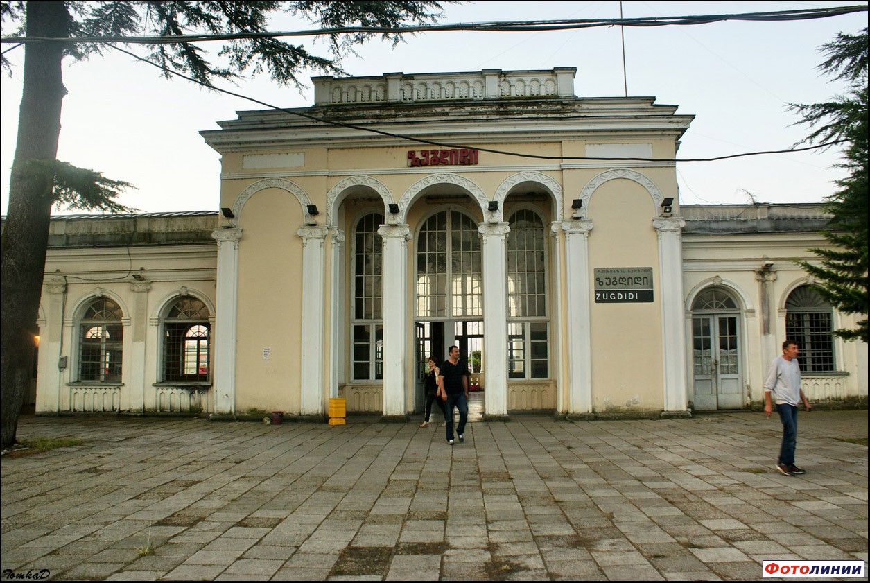 Вокзал. Центральный фасад