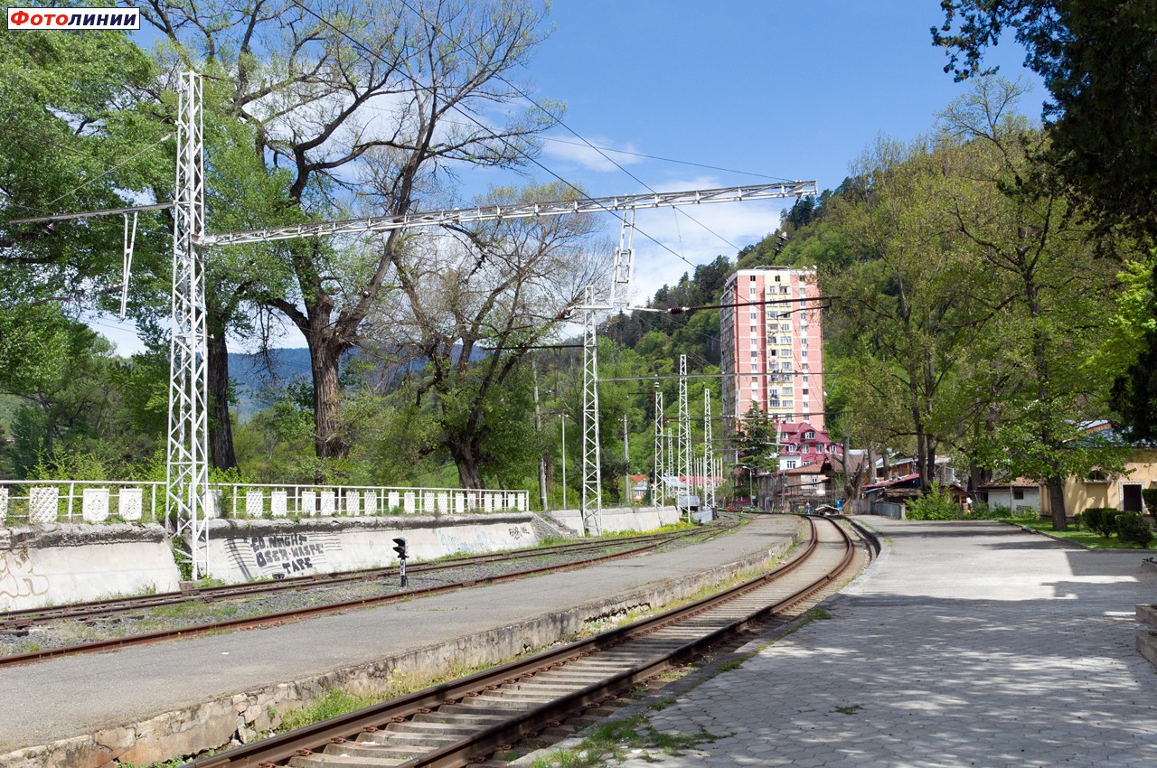 Вид с платформы у тупиковых путей в сторону Боржоми