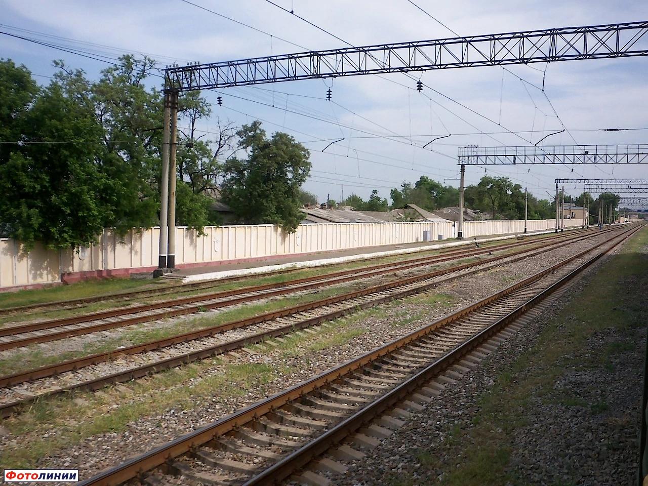 Первая платформа, вид с поезда в сторону Хаваста