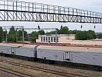 станция Сырдарьинская: Вид с пешеходного моста на пассажирское здание