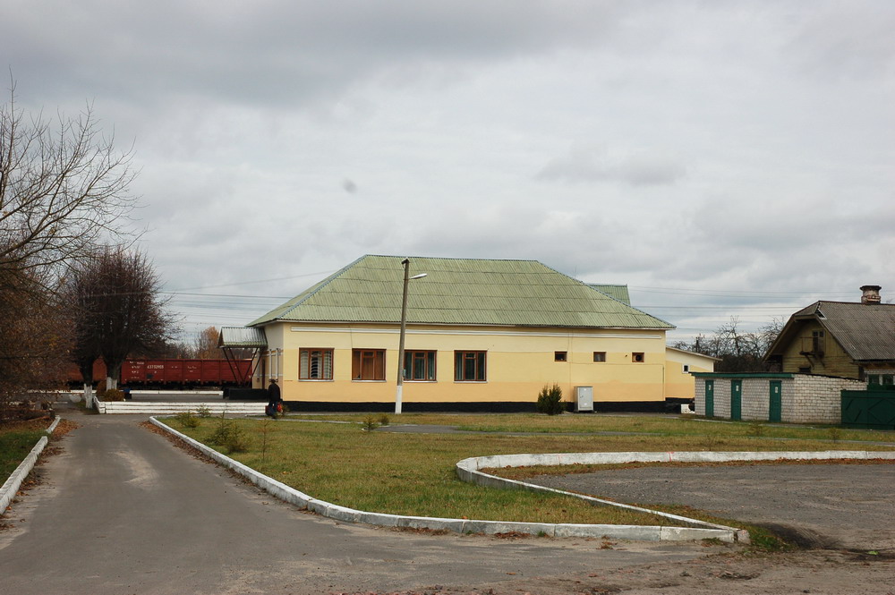Вид здания станции со стороны деревни