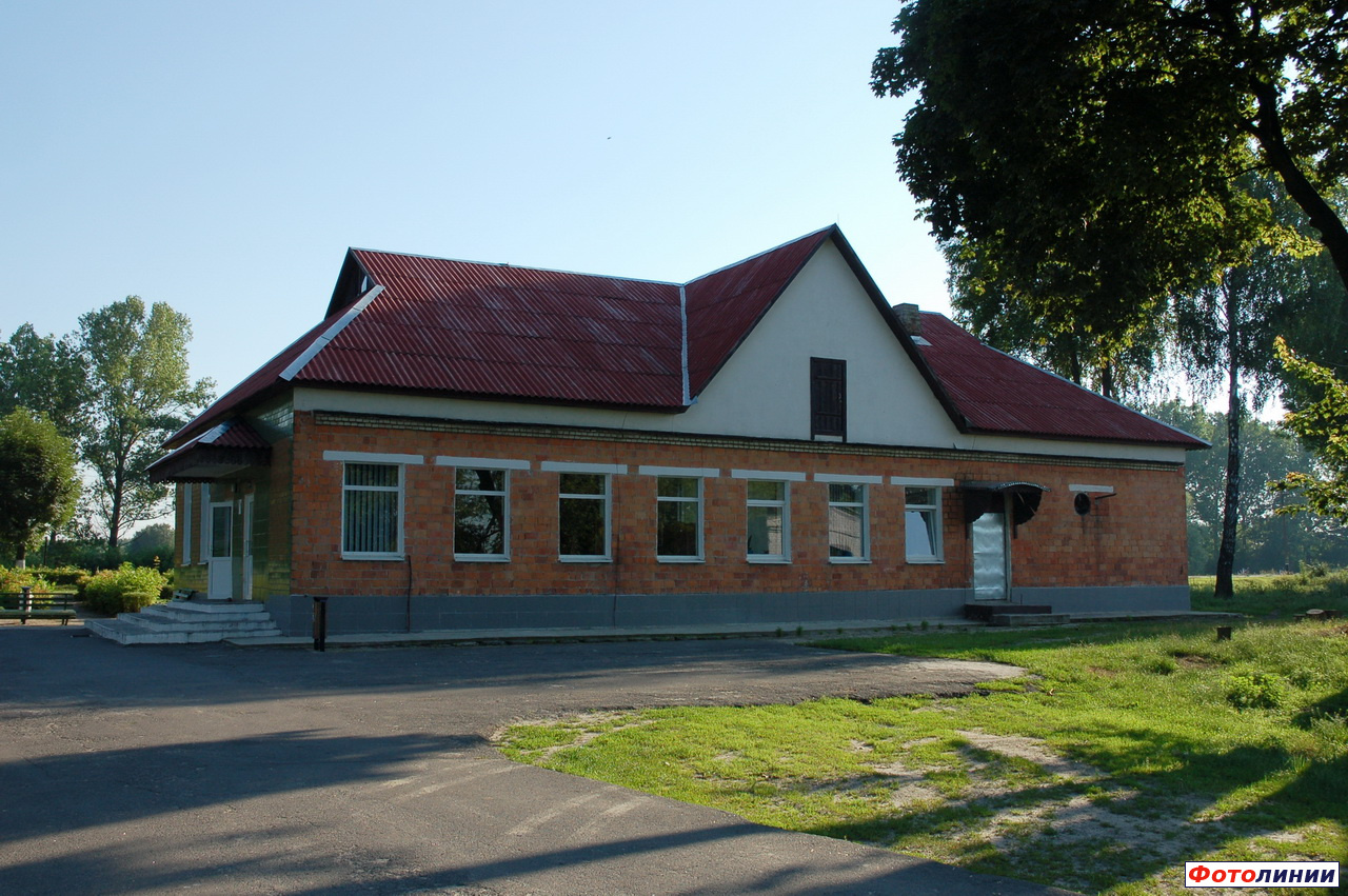 Здание станции, вид с обратной стороны