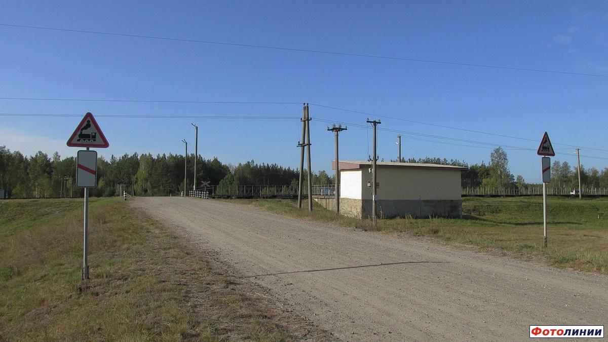 Вид на остановочный пункт со стороны деревни Клинск