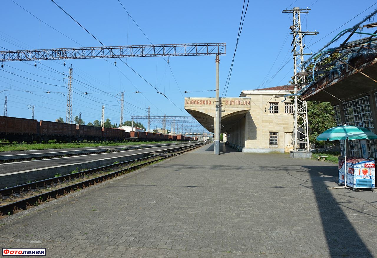 Вокзал с восточного торца, вид в сторону Сенаки и Батуми