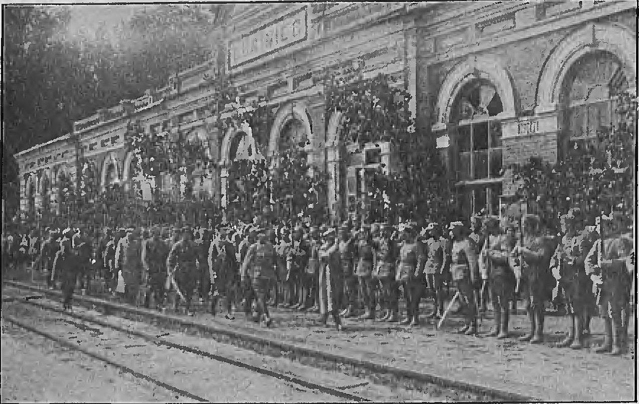 Генерал Листовский и солдаты Польского Войска перед пассажирским зданием