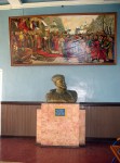 Памятник Дыбенко П.Ю. в зале ожидания