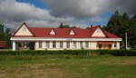 станция Парафьянов: Пассажирское здание, вид со стороны деревни