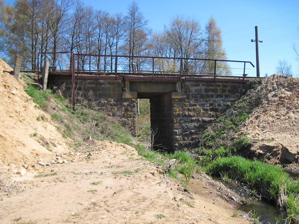 Вид моста через ручей в южной горловине с земли