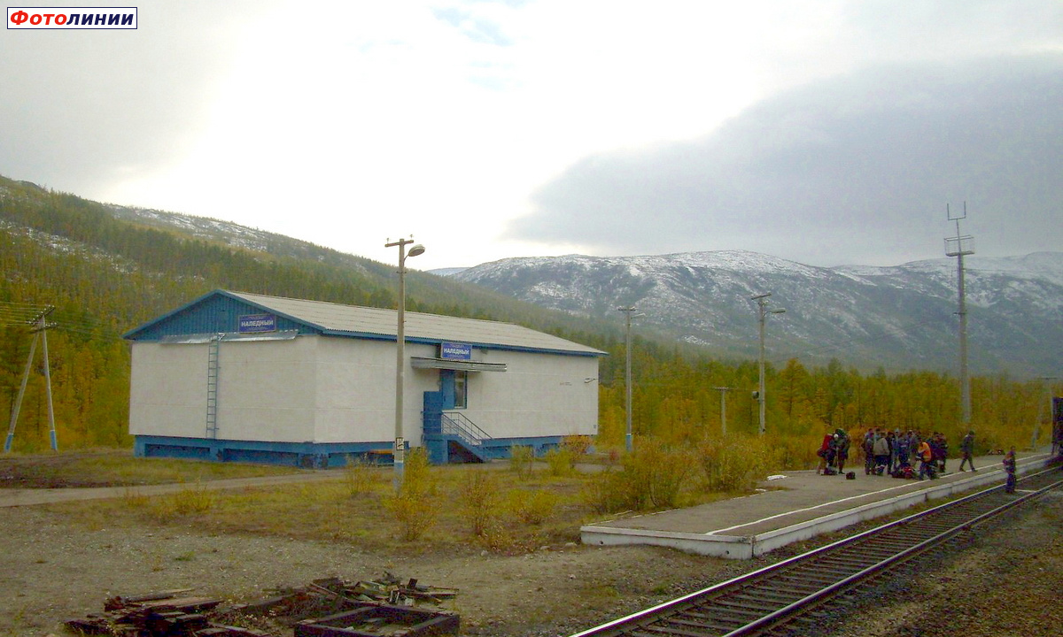 Здание станции и платформа