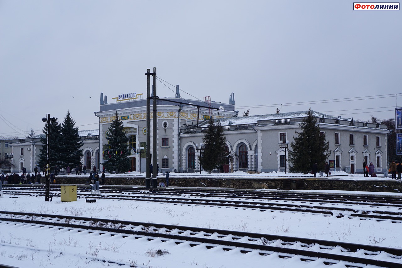 Город ровно область. ЖД вокзал город Ровно.