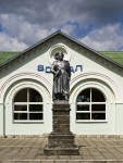 станция Кременец: Памятник у пассажирского здания