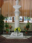 станция Ужгород: Памятник Георгию Кирпе в зале ожидания