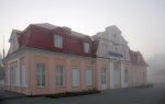 станция Скидель: Пассажирское здание в тумане