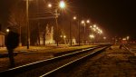 станция Мосты: Вид путей и платформ ночью