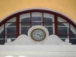 Часы на фасаде вокзала