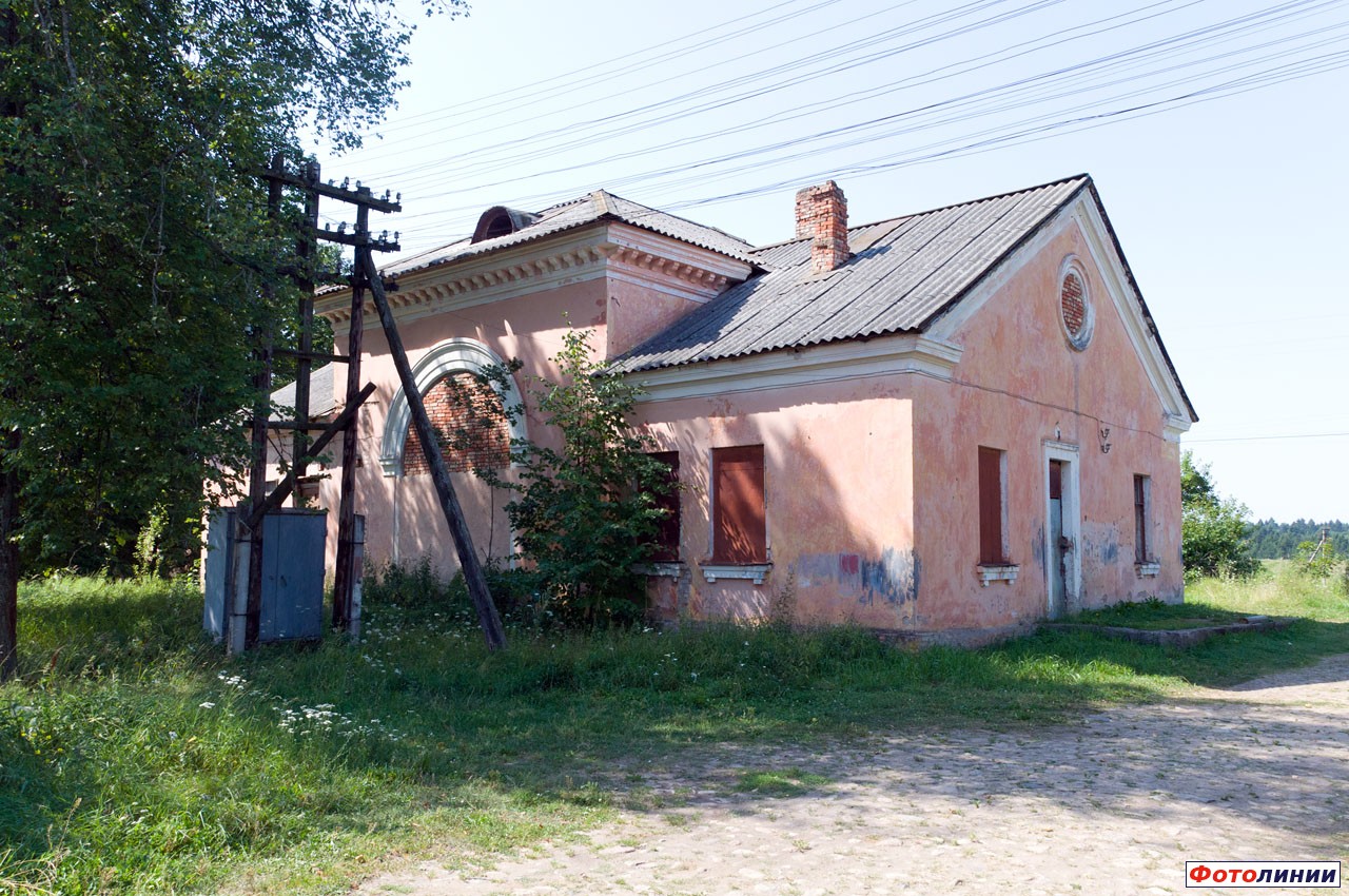 Бывшее пассажирское здание, вид со стороны деревни