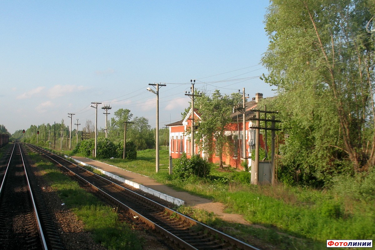 Платформа и здание станции