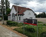 станция Локня: Пассажирское здание и табличка