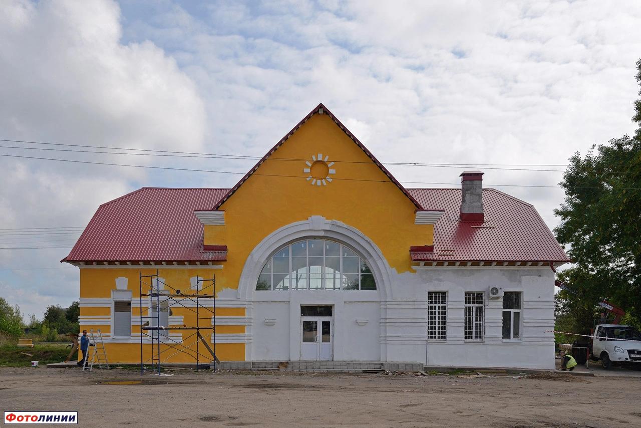 Перекраска здания вокзала, вид с привокзальной площади