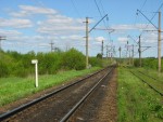 станция Оредеж: Подъездной путь, совмещённый с тракционным, из нечётной горловины (вид в сторону Санкт-Петербурга)