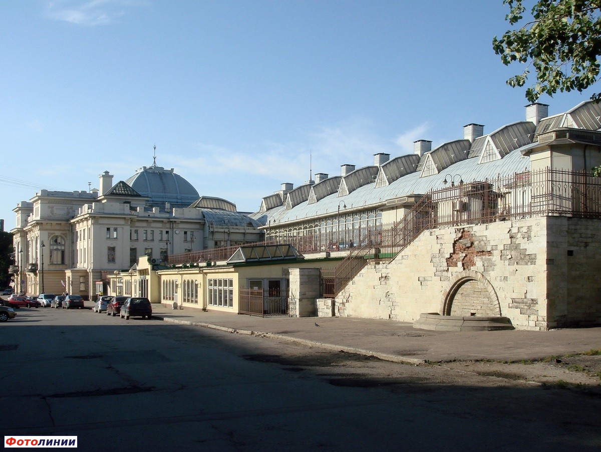Вид на Витебский вокзал с улицы Введенского канала