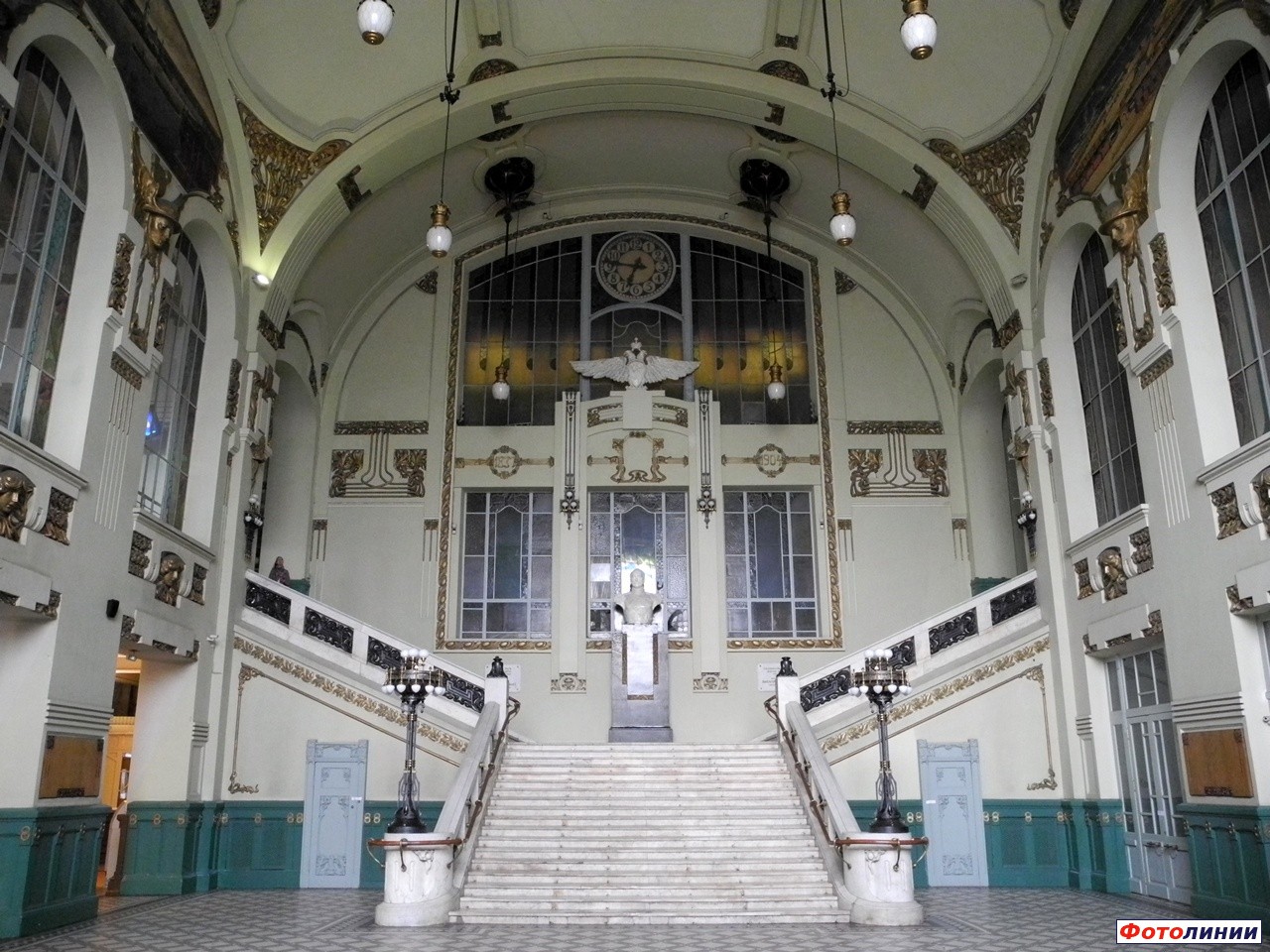Зал с парадной лестницей