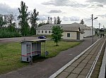 станция Порхов: Пассажирский павильон, туалет и пассажирское здание, вид в нечётном направлении