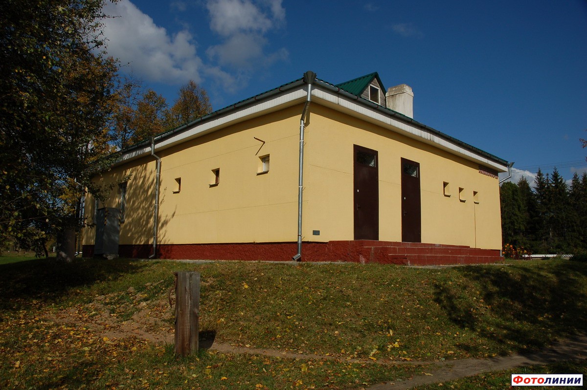 Здание станции, вид со стороны деревни