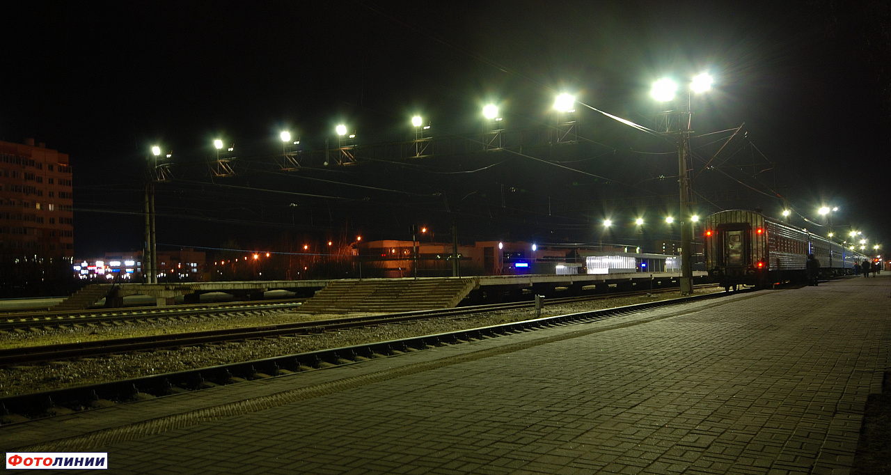 Вид платформ в строну Чудово ночью