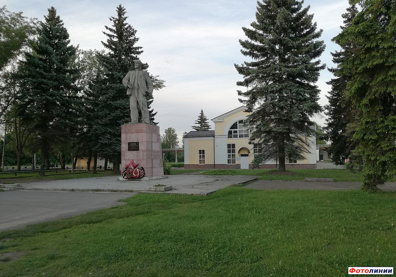Памятник Ленину и западный торец вокзала