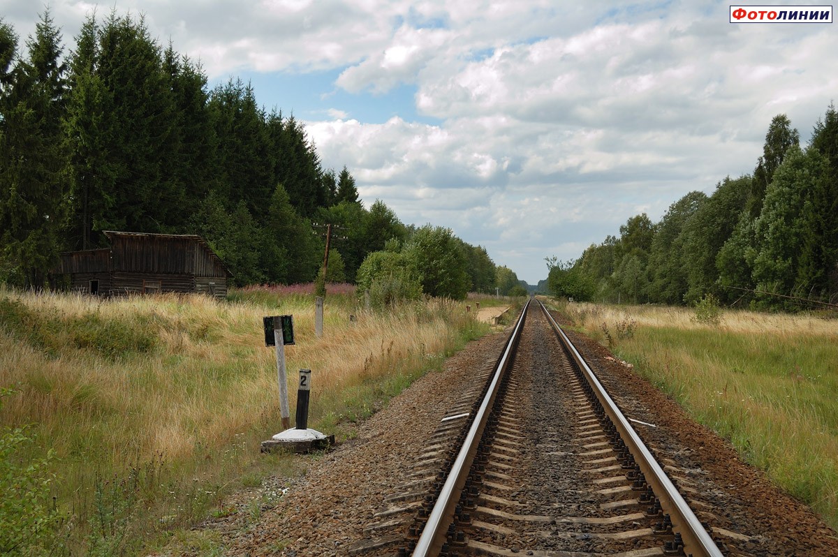 Знак "остановка локомотива" и пассажирская платформа, вид в сторону ст. Батецкая