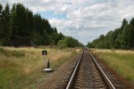 о.п. 60 км: Знак "остановка локомотива" и пассажирская платформа, вид в сторону ст. Батецкая