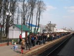 станция Погодино: 1-ая платформа и пассажиры, ожидающие поезда на Оршу