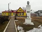 станция Хвойная: Памятник Кирову у пассажирского здания