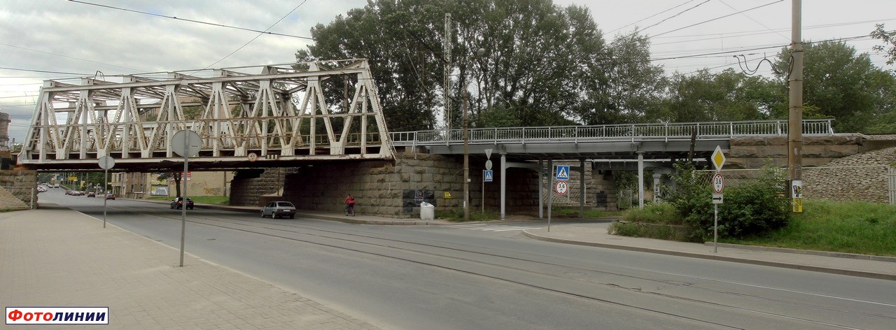 Мосты через Большой Сампсониевский проспект и Институтский переулок в нечётной стороне станции