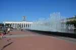 станция Санкт-Петербург-Финляндский: Вокзал со стороны города и фонтаны
