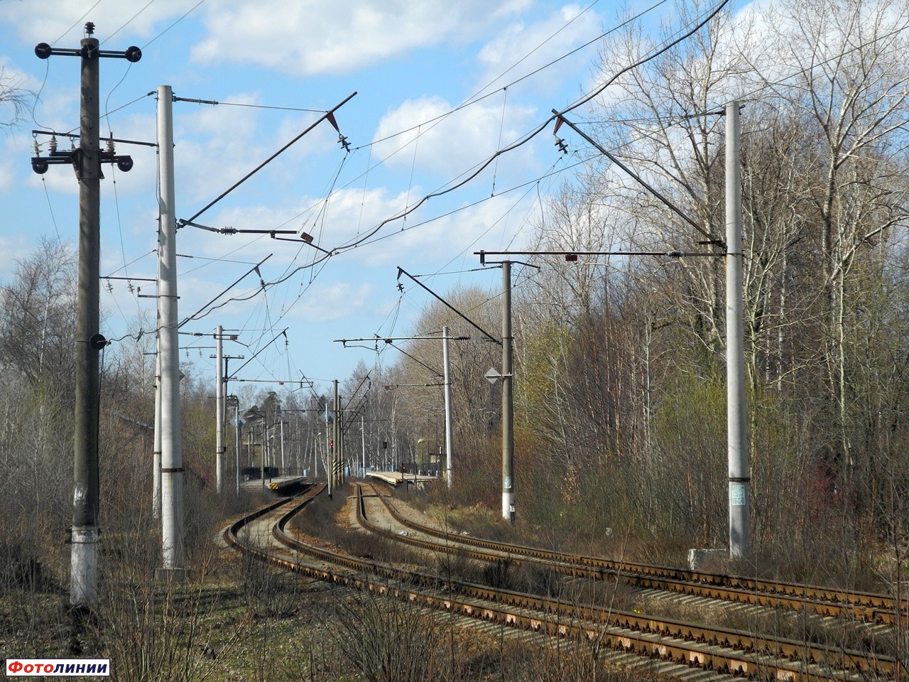 Вид на станцию с Приморского шоссе со стороны Новой Деревни
