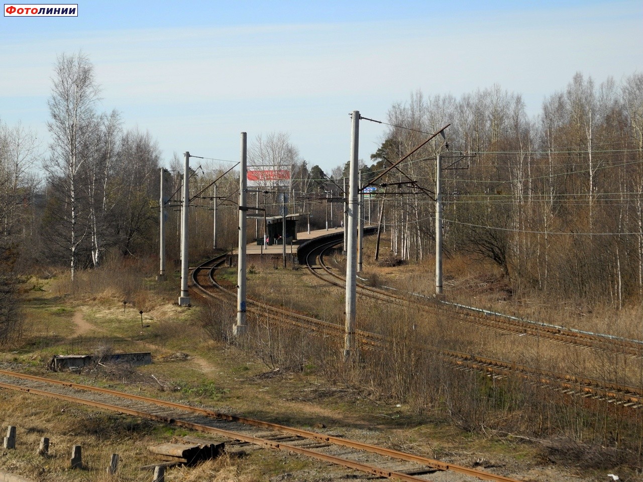 Вид на пассажирскую часть станции с Приморского шоссе со стороны Лахты
